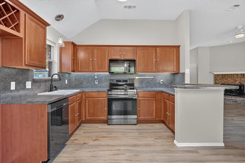 912 Cole Avenue, Denton TX 76208 - Photo 2