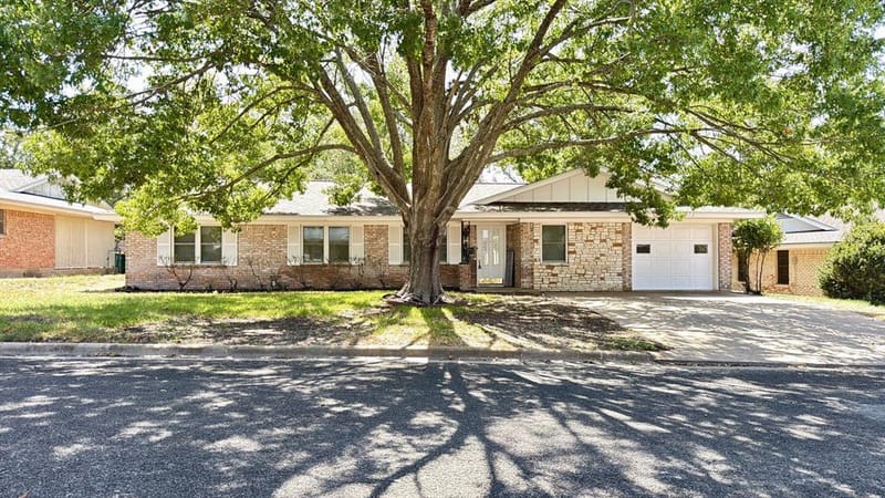 2512 Lowrey Drive, Gatesville TX 76528