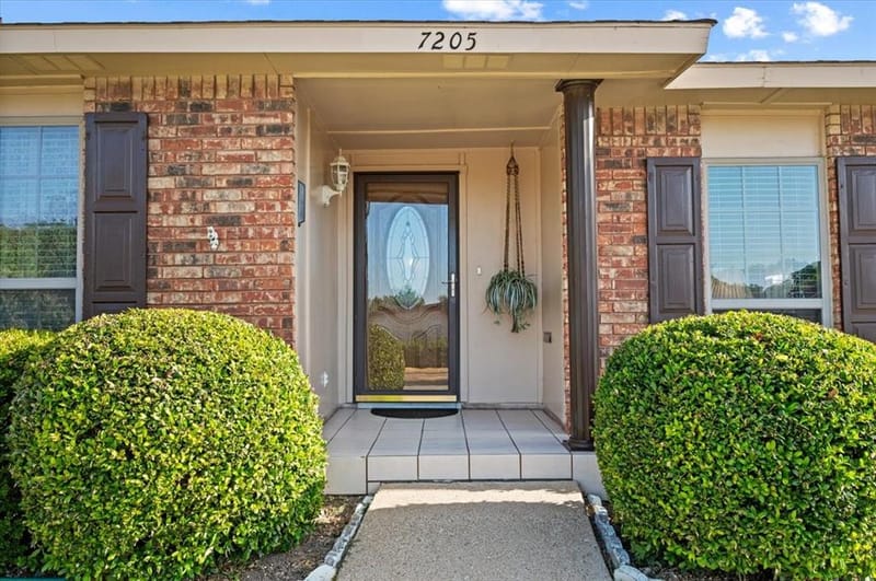 7205 Cloverglen Drive, Dallas TX 75249 - Photo 3