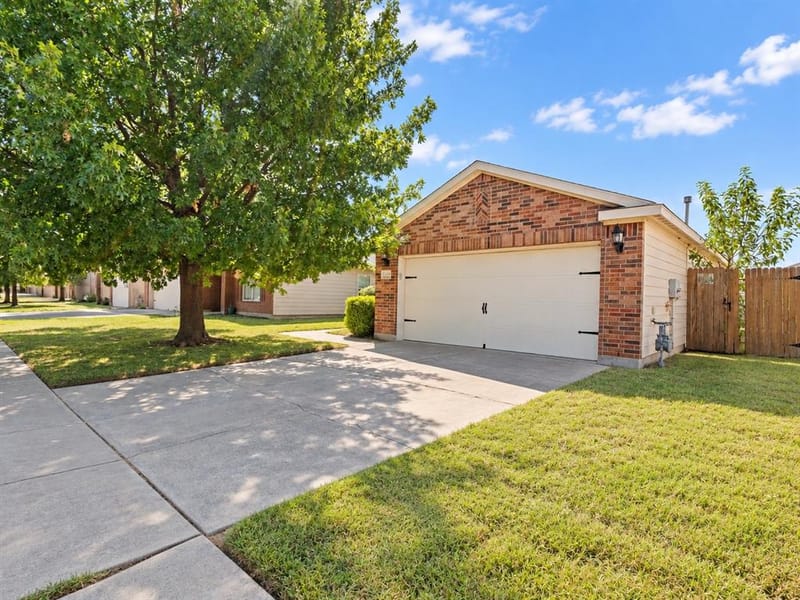 613 Misty Mountain Drive, Fort Worth TX 76140 - Photo 3