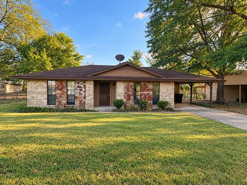 225 Elizabeth Lane, Blossom TX 75416