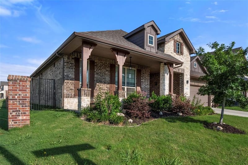 7224 Fallen Crest Lane, Arlington TX 76001 - Photo 2