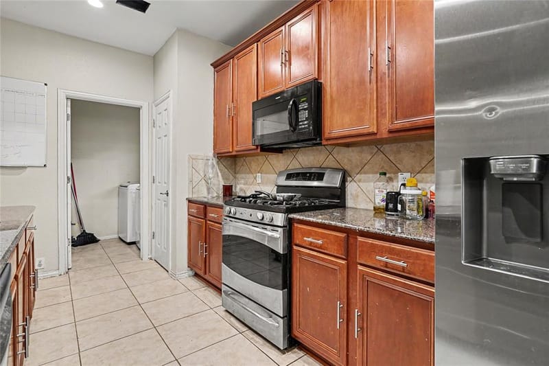 2707 Meadow Lake Drive, Grand Prairie TX 75050 - Photo 3