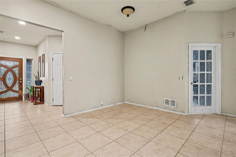 2707 Meadow Lake Drive, Grand Prairie TX 75050 - Photo 9