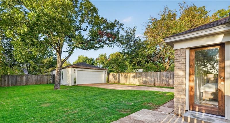 3323 Ivandell Avenue, Dallas TX 75211 - Photo 23