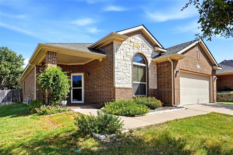 1221 Glenwood Drive, Azle TX 76020