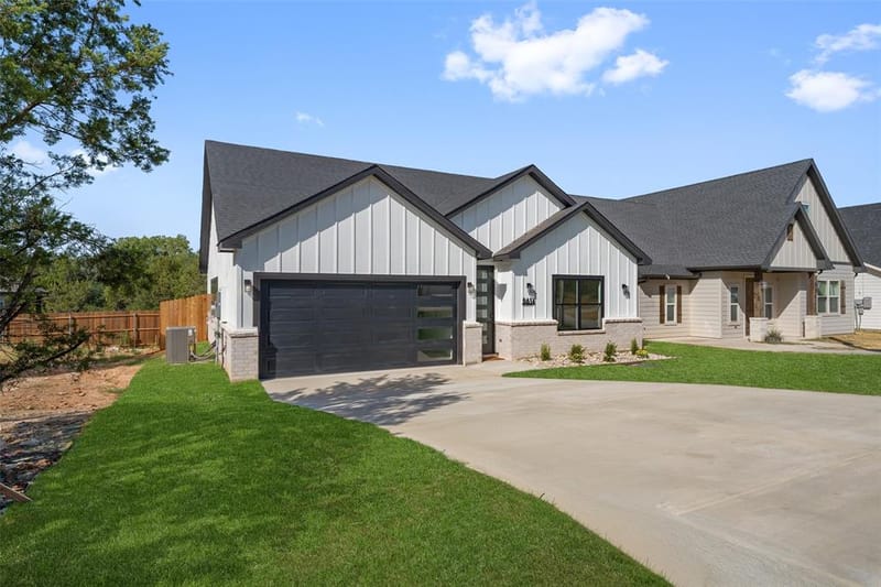 5614 San Jacinto Drive, Granbury TX 76048 - Photo 2