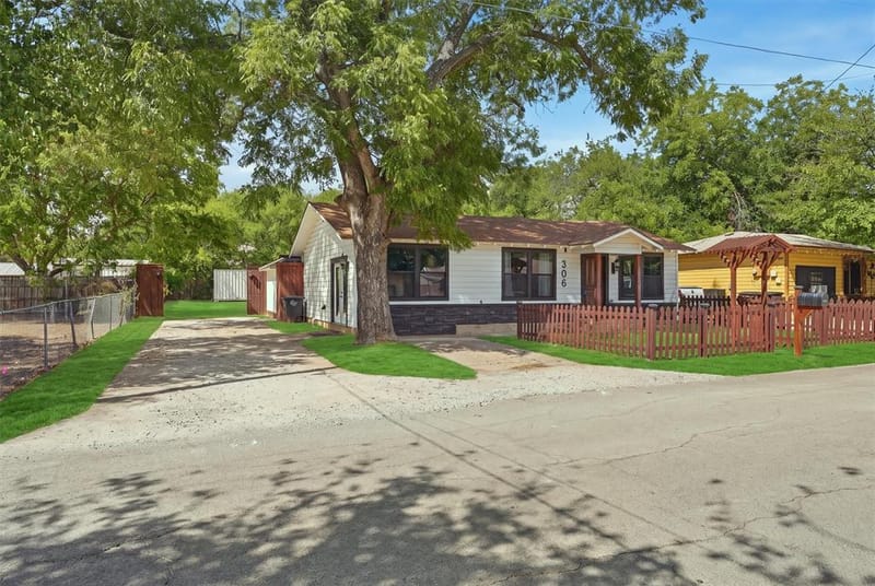 306 Lovelady Street, Cleburne TX 76033 - Photo 4