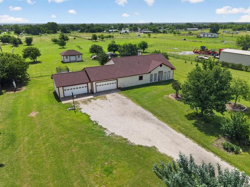 1958 Crockett Street, Sanger TX 76266