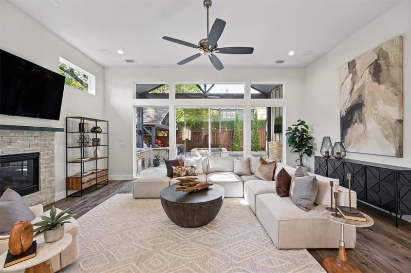 8655 Forest Hills Boulevard, Dallas TX 75218 - Photo 10