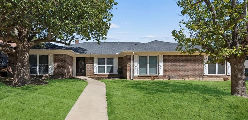 900 Rosewood Court, Euless TX 76039 - Photo 2