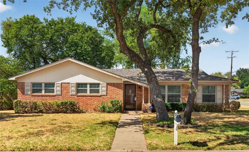 520 Circleview Drive N, Hurst TX 76054 - Photo 2
