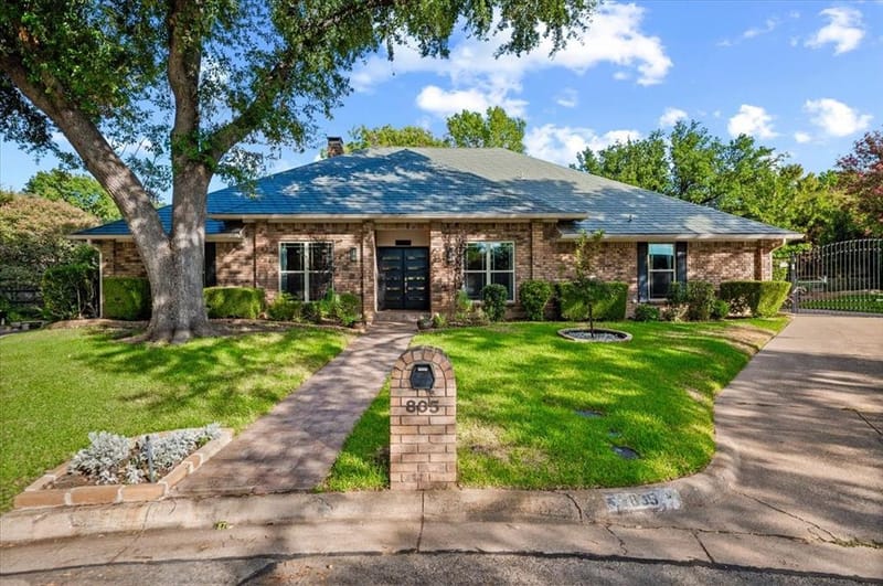 805 Shadycreek Court, Arlington TX 76013 - Photo 2