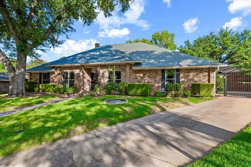 805 Shadycreek Court, Arlington TX 76013 - Photo 3