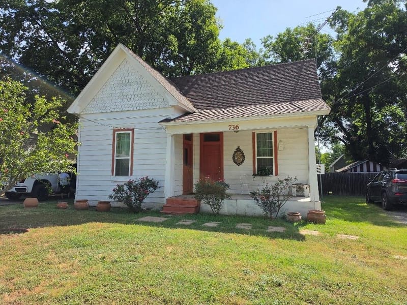 736 N Robinson Street, Cleburne TX 76031