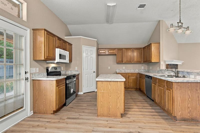 8116 Hulen Park Circle, Fort Worth TX 76123 - Photo 13
