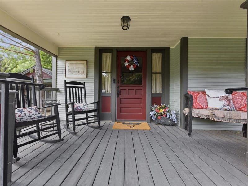 322 W Bridge Street, Granbury TX 76048 - Photo 2