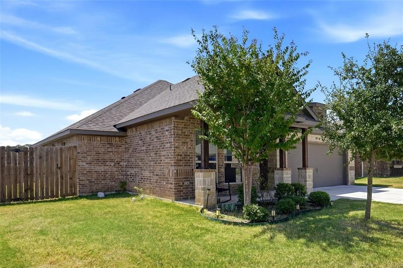 952 Sam Street, Springtown TX 76082 - Photo 4