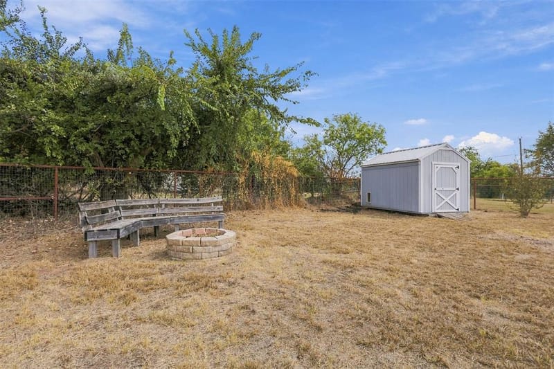 108 Chisolm Trail Court, Springtown TX 76082 - Photo 27