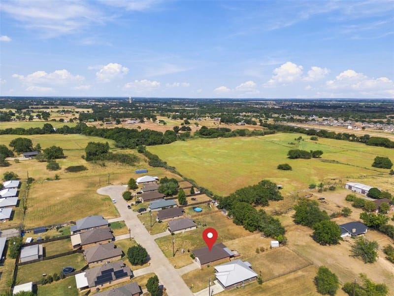 108 Chisolm Trail Court, Springtown TX 76082 - Photo 6