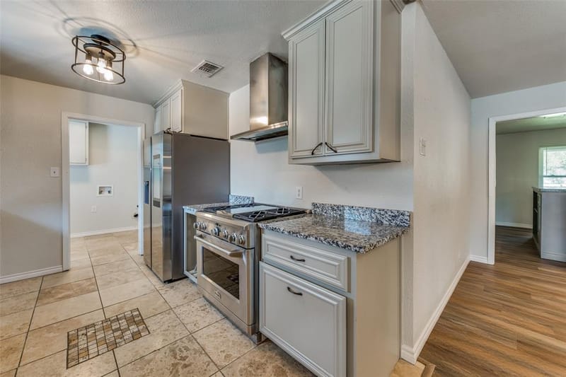 2400 W Lavender Lane, Arlington TX 76013 - Photo 9