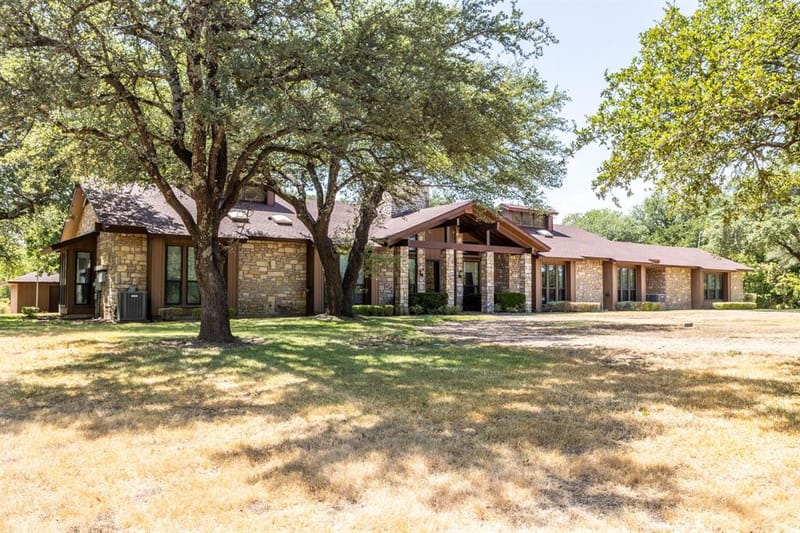 2300 W MAIN Street, Lancaster TX 75146