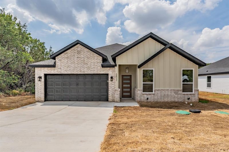 5822 Stonegate Circle, Granbury TX 76048