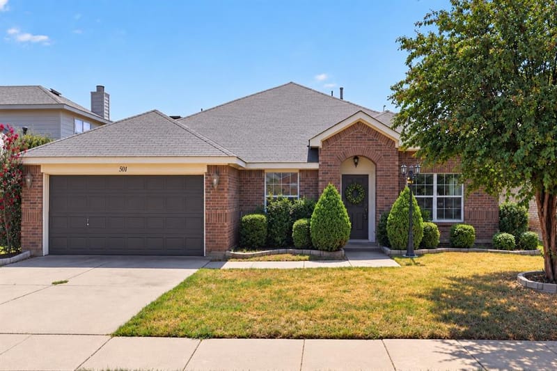 501 Roundrock Lane, Fort Worth TX 76140