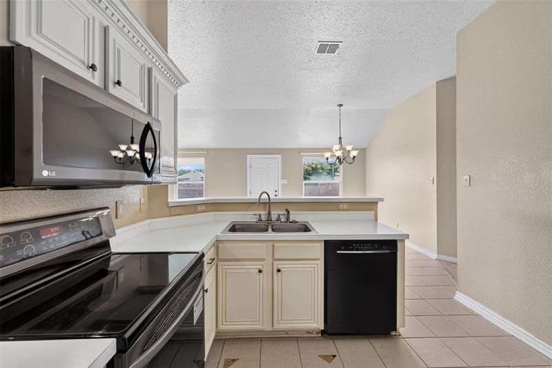501 Roundrock Lane, Fort Worth TX 76140 - Photo 9