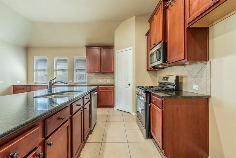 712 Cheryl Street, Crowley TX 76036 - Photo 6