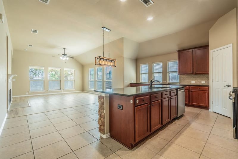 712 Cheryl Street, Crowley TX 76036 - Photo 9
