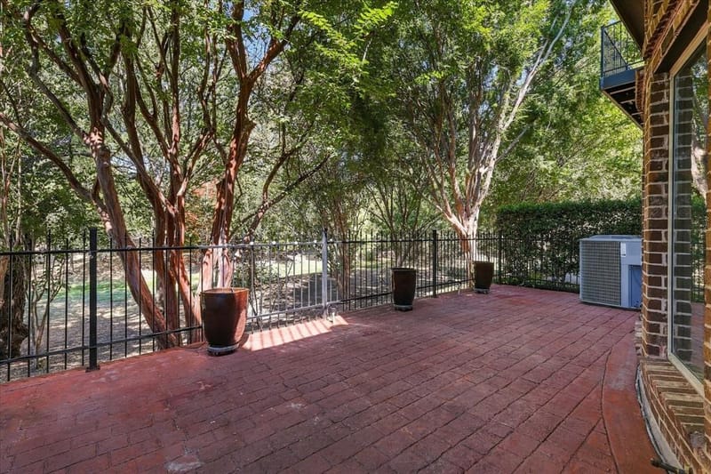 2809 Creekway Drive, Carrollton TX 75010 - Photo 3