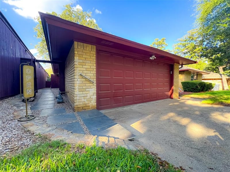 4805 Bonneville Drive, Arlington TX 76016 - Photo 5