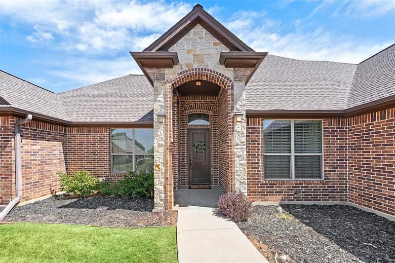2825 Willow Ridge Circle, Granbury TX 76049 - Photo 2