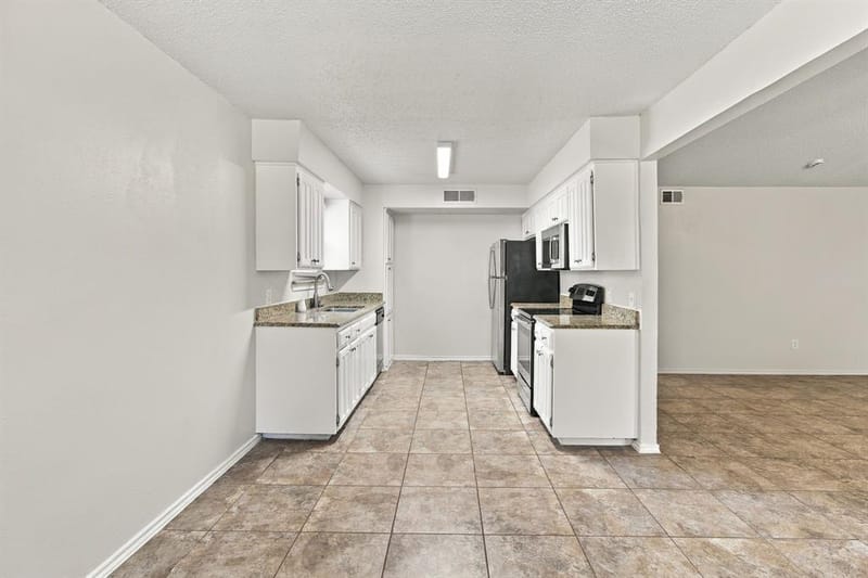 4807 Crestmont Court, Arlington TX 76017 - Photo 9