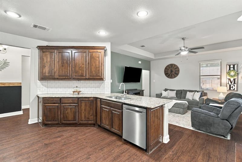 28 S Highland Drive, Sanger TX 76266 - Photo 2