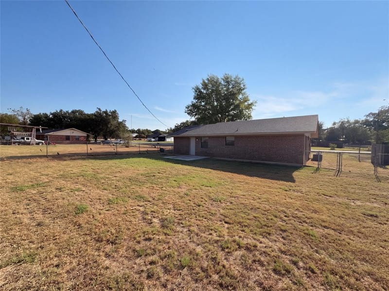 711 Vickie Drive, Azle TX 76020 - Photo 14