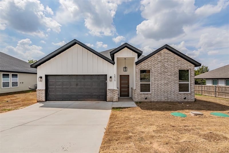 5824 Stonegate Circle, Granbury TX 76048
