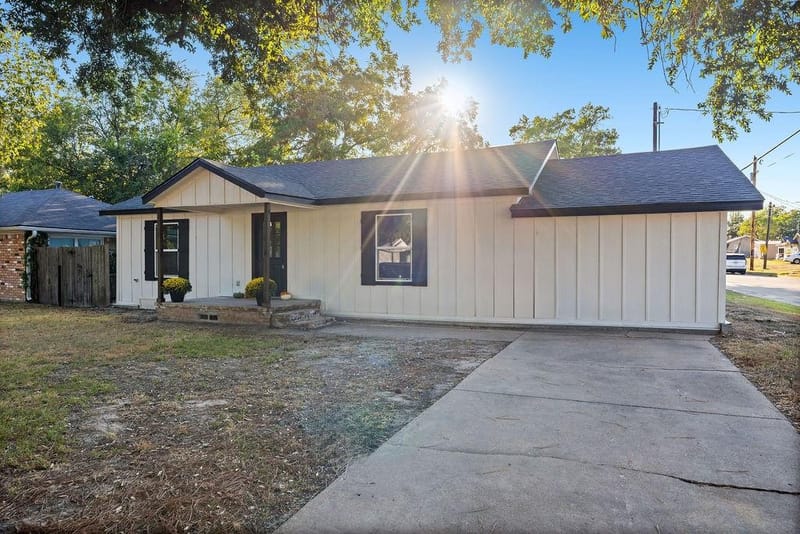 1047 Davis Street N, Sulphur Springs TX 75482 - Photo 2