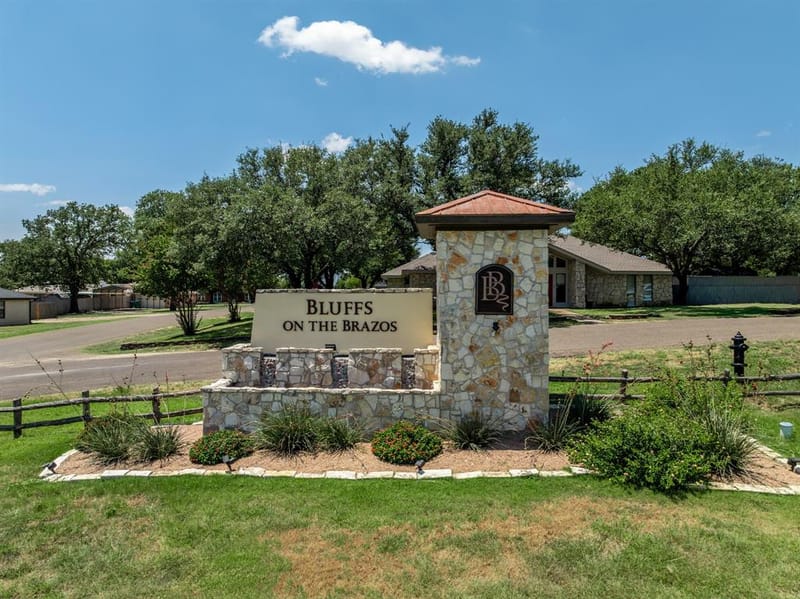 101 Lost Oaks Drive, Waco TX 76705 - Photo 2