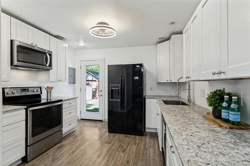 403 E Franklin Street, Grapevine TX 76051 - Photo 6