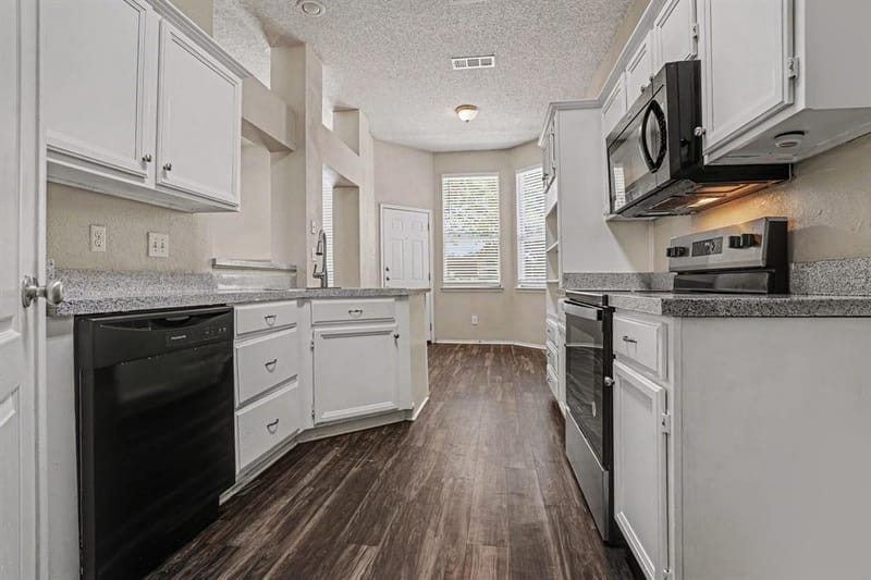 5612 Greenwich Drive, Arlington TX 76018 - Photo 9