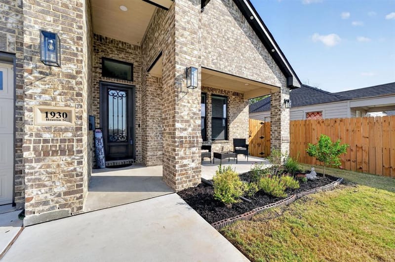 1930 Houston Street, Grand Prairie TX 75050 - Photo 3
