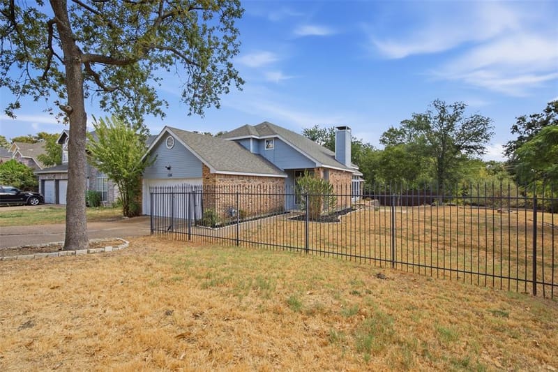 1308 Carver Lane, Irving TX 75061 - Photo 3