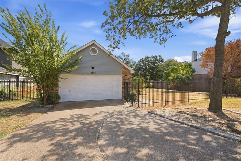 1308 Carver Lane, Irving TX 75061