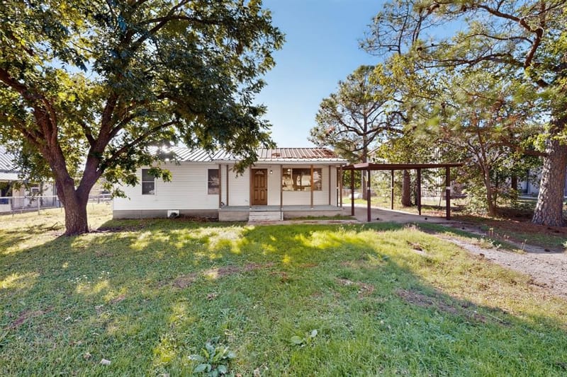 306 S Oak Lane, Tolar TX 76476 - Photo 4