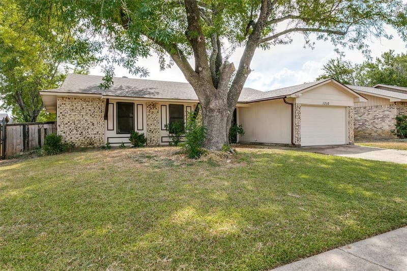 1210 Brook Hill Lane, Arlington TX 76014 - Photo 2