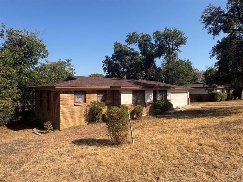 2121 Kingsdale Drive, Fort Worth TX 76119 - Photo 2