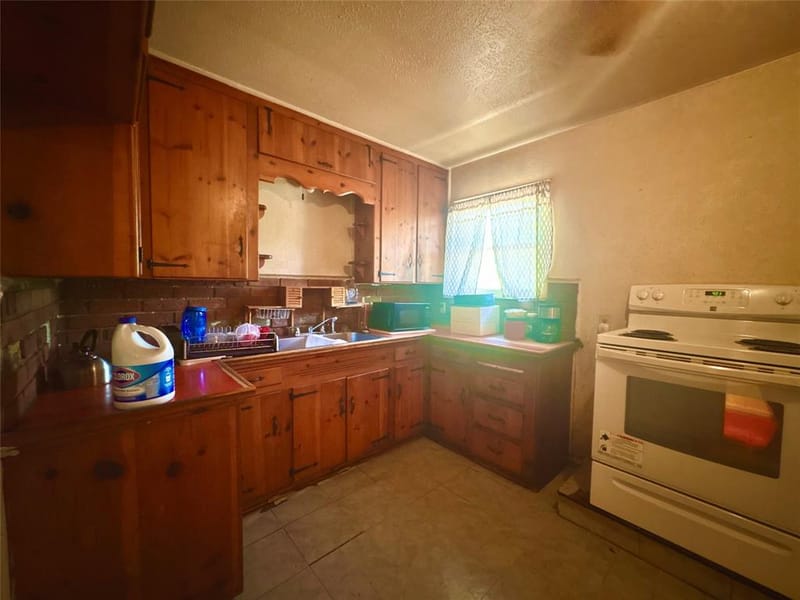 2121 Kingsdale Drive, Fort Worth TX 76119 - Photo 13