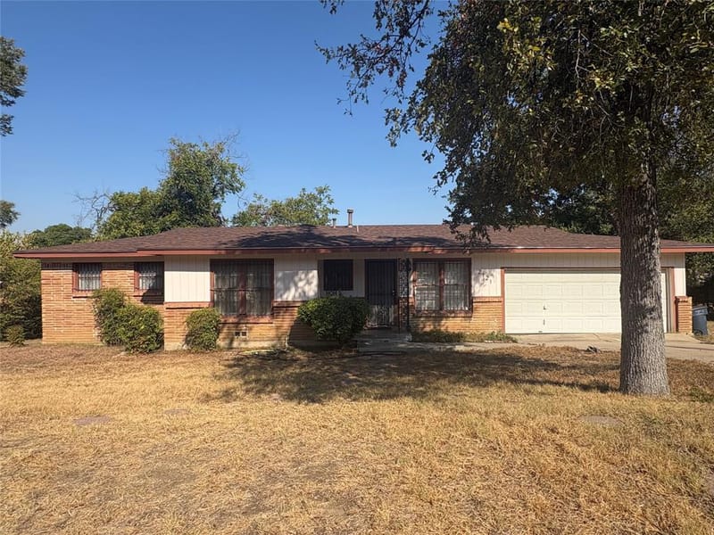 2121 Kingsdale Drive, Fort Worth TX 76119